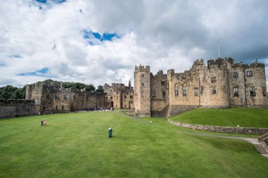 Alnwick, İngiltere - 5 Ağustos 2017: İngiltere 'nin Northumberland eyaletindeki Alnwick Kalesi' nde turist. Film ve programlar için bir mekan..