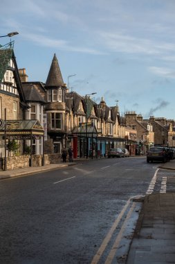 Pitlochry, İngiltere - 10 Kasım 2017: nehir Tummel yalan Pitlochry, Perthshire İlçesi İskoçya'da bir burgh ana cadde üzerinde yürüyen insanlar