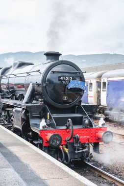 Fort William, İngiltere. 21 Haziran 2017: Jacobite buhar tren lokomotif Fort William istasyonunda Batı Highland demiryolu hattı İskoçya'da olduğu gibi Harry Potter Film parçası üzerinde işletilen.