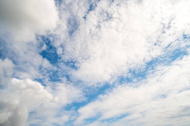 Bulutlu mavi gökyüzü