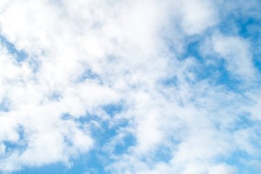 Bulutlu mavi gökyüzü