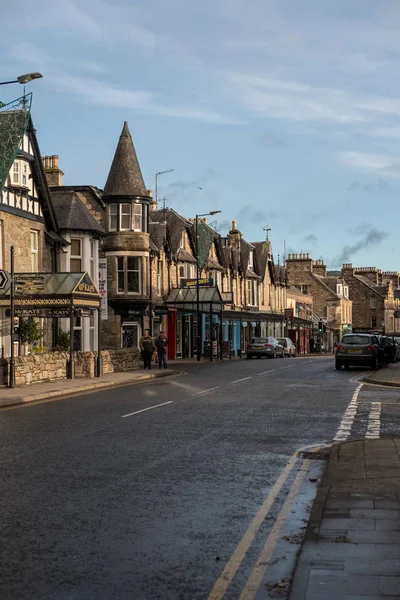 Pitlochry United Kingdom November 2017 People Walking Main Street Pitlochry — Stock Photo, Image