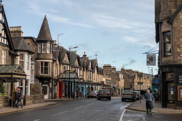 Pitlochry United Kingdom November 2017 People Walking Main Street Pitlochry — Stock Photo, Image
