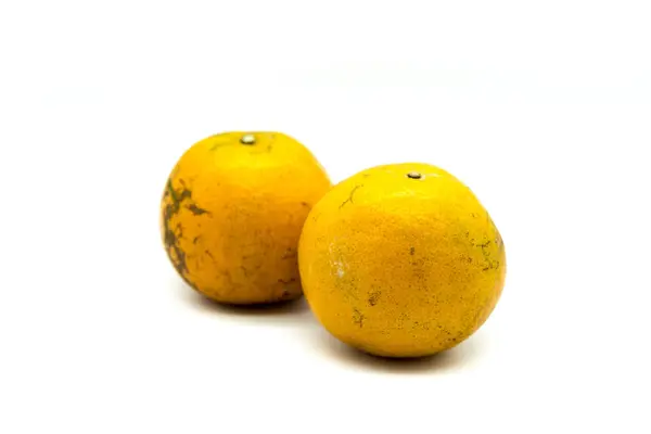 Dos Naranjas Aisladas Sobre Fondo Blanco —  Fotos de Stock
