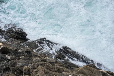 Kayanın üzerinde çökmesini dalgalar deniz.