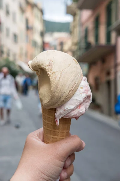 Çikolatalı Gelato tutan el