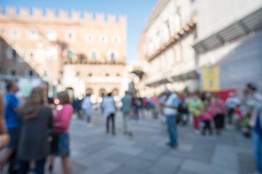 Verona, İtalya meydanda dolaşan insanlar bulanık görüntü bokeh