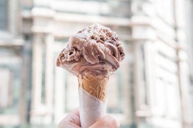 El Holding Gelato bulanık Floransa Duomo arka planda, İtalya en ünlü dönüm noktası arka planda biri ile.