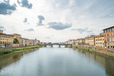 Ponte Santa Trinita veya St Trinity Köprüsü, Floransa, İtalya Rönesans bir köprü. Arno Nehri kapsayan.