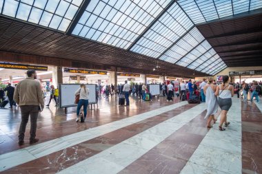Florence, İtalya - 19 Mayıs 2017: Floransa Firenze Santa Maria Novella Tren İstasyonu platform dolaşan insanlar