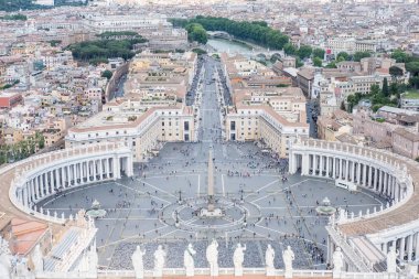Saint Peter's Square, Roma, İtalya'nın hava manzaralı St. Peter's Bazilikası Vatikan önünde plaza büyük.