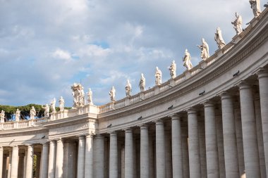 St Peter's Bazilikası Vatikan tepesinde heykel.