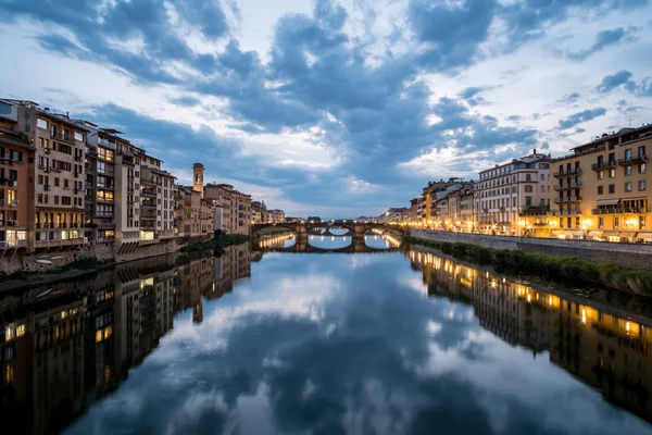 Köprü ve bina görünümü Arno Nehri Floransa, İtalya. Geceleyin.