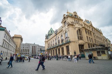 Prague, Çek Cumhuriyeti - 18 Nisan 2017: Old Town şehir Prague yürüyüş turizm.