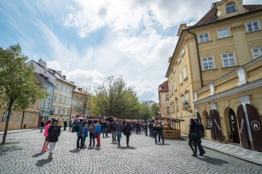 Prague, Çek Cumhuriyeti - 18 Nisan 2017: Old Town şehir Prague yürüyüş turizm.