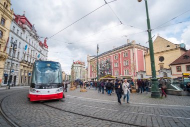 Prague, Çek Cumhuriyeti - 17 Nisan 2017: Old Town şehir Prague tramvay ile çevresinde turizm
