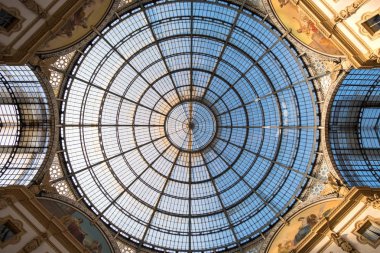 Cam çatı Galleria Vittorio Emanuele II, dünyanın en eski alışveriş merkezlerinden biri. Milan, İtalya'da bulunan.