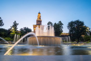 Sforzesco Castle, Milano, Kuzey İtalya gece manzarası. 15. yüzyılda Francesco Sforza, Dükü tarafından yaptırılmıştır.