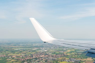 Gökyüzü, bulut ve şehrin havadan görünümü