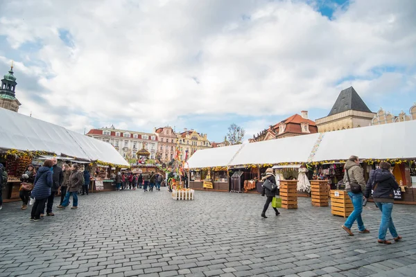 Prague Tsjechië April 2017 Toeristische Rond Het Oude Stadsplein Met — Stockfoto