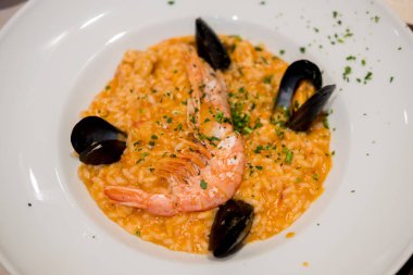 Deniz ürünleri tabakta Risotto, yakın çekim