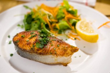 Sebze, plaka restoran servis ile Somon Steak