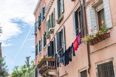 Venedik, binada yeşil Windows kuru, Venedik, İtalya binanın yeşil windows kuru asılı Italy.Colorful giysiler için asılı renkli elbise.