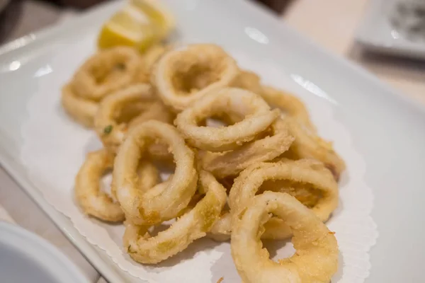 Κοντινό Πλάνο Του Fried Squid Σερβίρεται Στο Πιάτο — Φωτογραφία Αρχείου