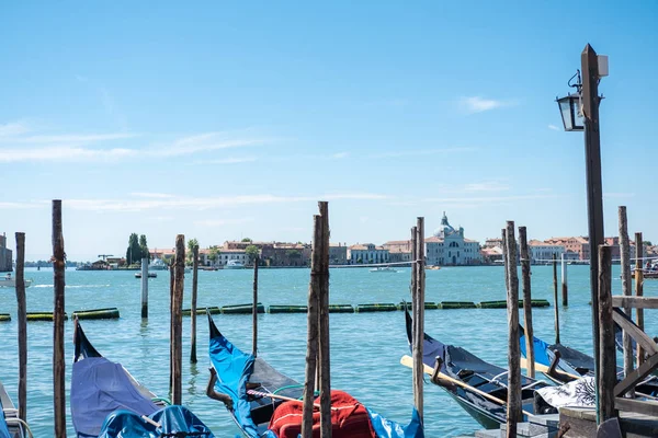 Gondol, Saint Mark arka planda Venedik, İtalya, San Giorgio di Maggiore Kilisesi ile kare.