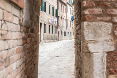 Tuğla buildin yeşil windows kurumaya asılı elbiseleri