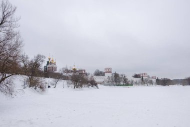 Moskova, Rusya. 18 Aralık 2016 : Novodevichy Park'ta donmuş göletle dolaşan insanlar.