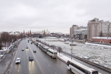 Moskova, Rusya. 18 Aralık 2016: bina donmuş Moskva nehir ve Moskova, Rusya'nın şehir görünümünü.