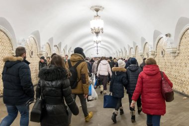 Moskova, Rusya. 18 Aralık 2016: Metro İstasyonu çevresinde acele saat içinde Moskova, Rusya insanlar.