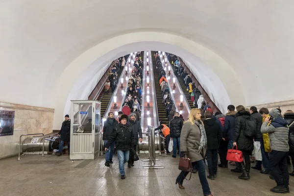 Moscú Rusia Diciembre 2016 Gente Caminando Por Estación Metro Hora —  Fotos de Stock