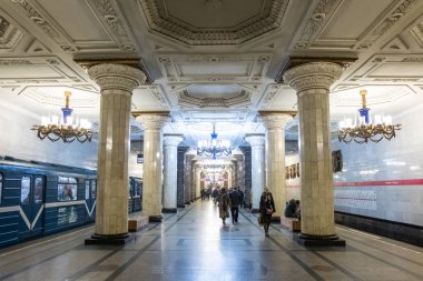 Saint Petersburg, Rusya. 19 Aralık 2016: Metro İstasyonu çevresinde acele saat içinde Saint Petersburg, Rusya'nın insanlar.