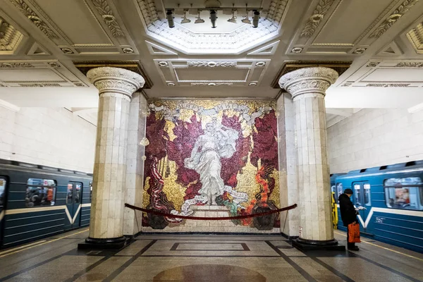 Saint Petersburg, Rusya. 19 Aralık 2016: Metro İstasyonu çevresinde acele saat içinde Saint Petersburg, Rusya'nın insanlar.