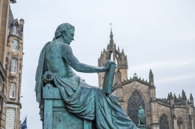 David Hume heykeli ile St Giles Katedrali Royal Mile Edinburgh, İskoçya'da üzerinde arka plan üzerinde