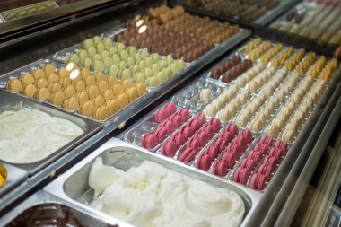 Renkli Macaron ve dondurma bir dükkanda görüntülemek