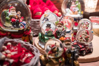 Kar küresi ve Hediyelik eşya içinde Noel çarşı, London, Büyük Britanya