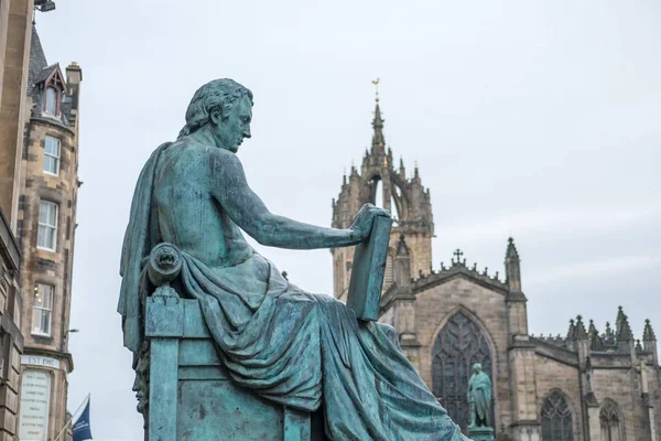 Статуя Дэвида Хьюма Кафедральным Собором Святого Джайлза Заднем Плане Королевской — стоковое фото