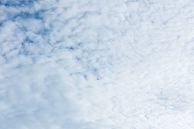 Bulutlu mavi gökyüzü