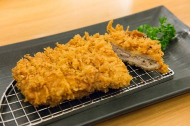 Tonkatsu, kızarmış domuz plaka restoran olarak hizmet