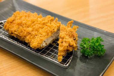 Tonkatsu, kızarmış domuz plaka restoran olarak hizmet
