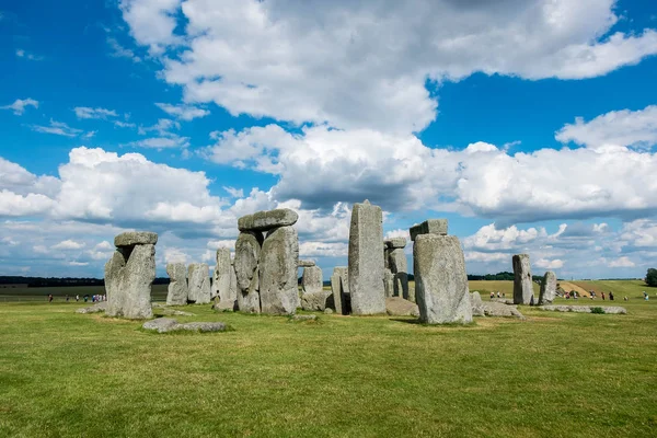 Stonehenge, england. Vereinigtes Königreich. mit blauem bewölkten Himmel. — Stockfoto
