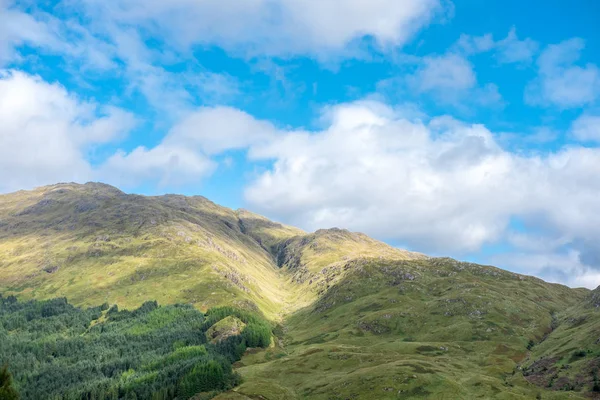 Paisaje Escénico Vista Montaña Bosque Con Camino Sierra Escocesa — Foto de Stock