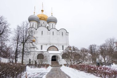 Novodevichy Manastırı, Moskova, Rusya'nın en ünlü manastır ve Unesco Dünya Mirası ilan edildi. Kışın kar dolu.