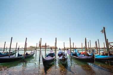 Gondol ve Saint Mark Meydanı'San Giorgio di Maggiore Kilisesi arka planda Venedik, İtalya.