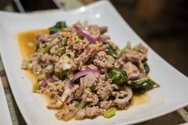 Laboratuvar Moo, Tay baharatlı köri ile kıyılmış domuz karıştırın. Tabakta.