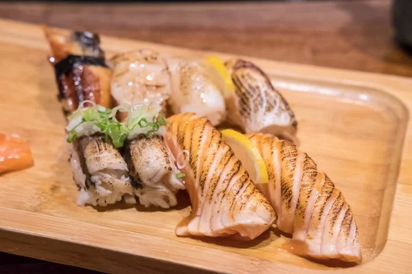 Bir Restoranda Tabakta Servis Izgara Sushi Seti — Stok fotoğraf