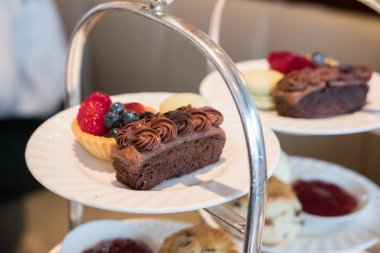 Öğleden sonra çay kümesini kapatın. Yumuşak odak